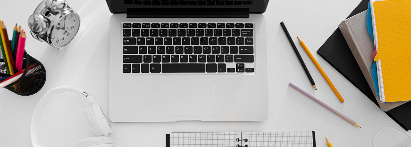 Dettaglio di un paio di cuffie inserite in un dispositivo mobile per ascoltare un corso della sicurezza sul lavoro online